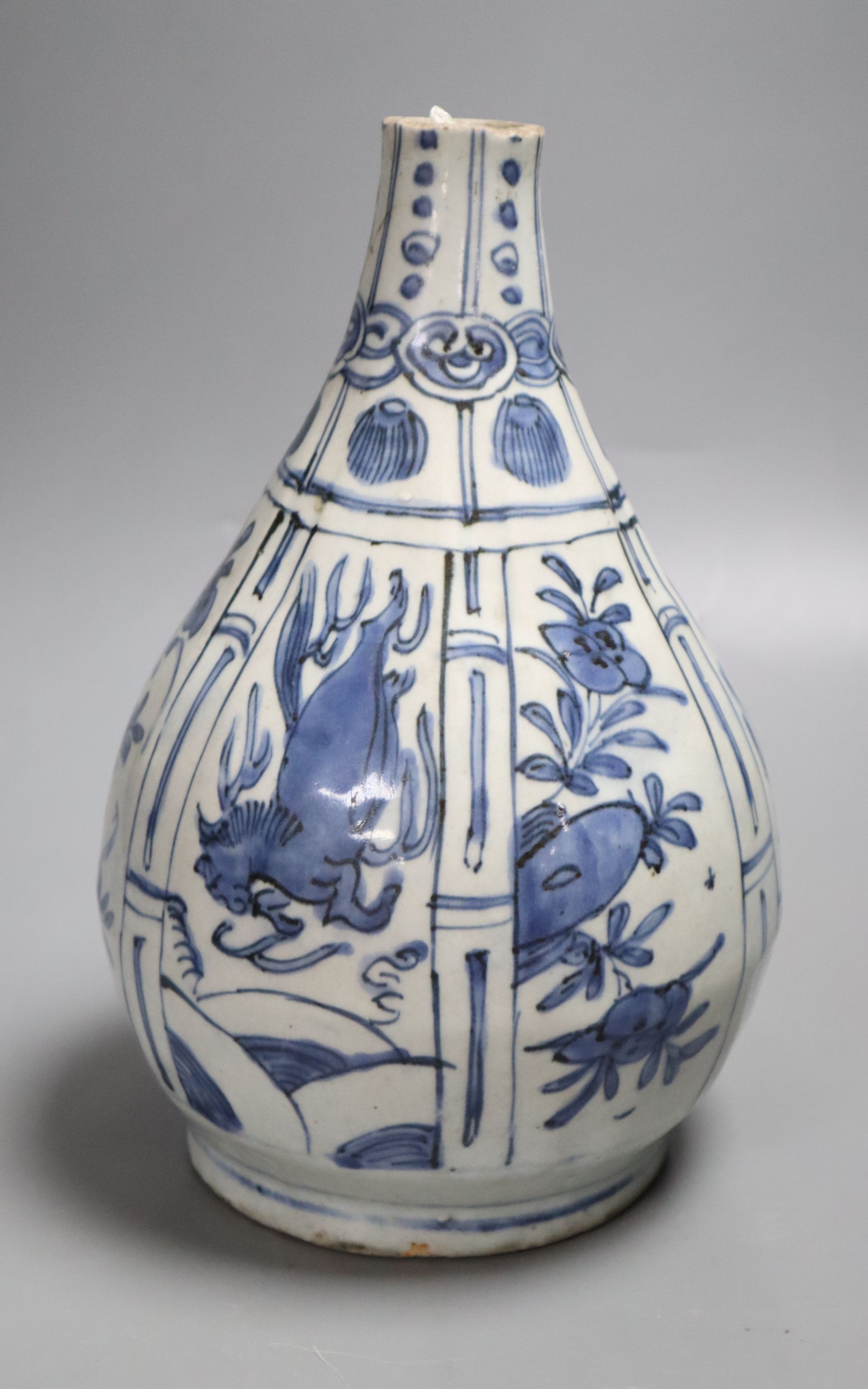 A Chinese late Ming Kraak porcelain vase, height 25cm